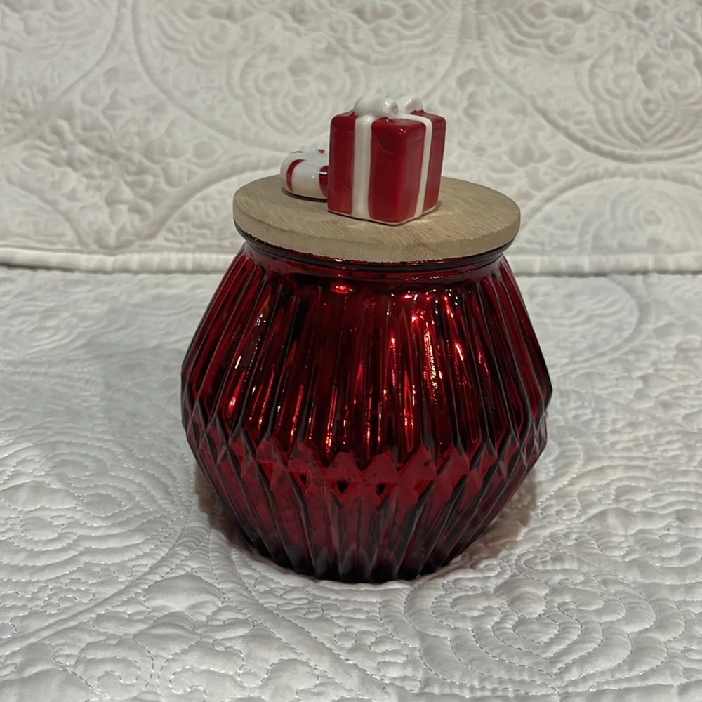 Holiday Peppermint & Vanilla candle with‎ topper lid, new